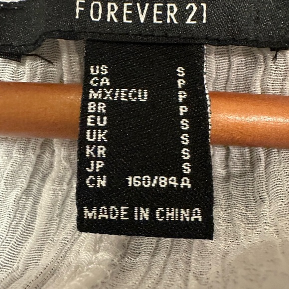 Forever 21 Plunging Peasant-Sleeve Size Small - Picture 4 of 4